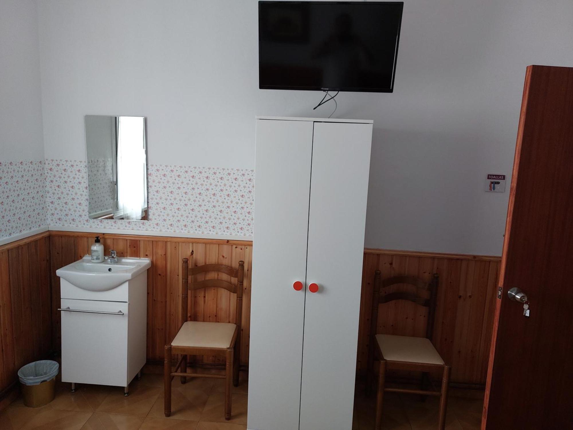 Twin Room,1538614492:JPEG